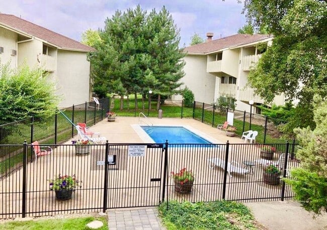 Building Photo - Available for immediate move in!! Remodele...