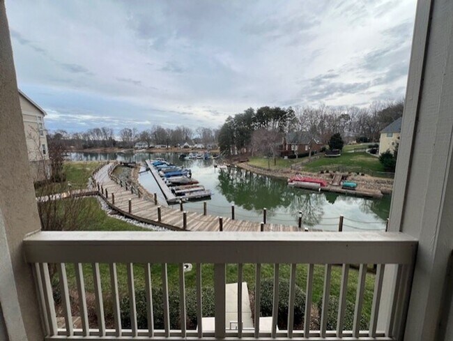 Foto del edificio - Waterfront - 2 Bed/2 Bath Condo - Pier 33 - Alley Kitchen - Fireplace - Washer/Dryer Included - C...