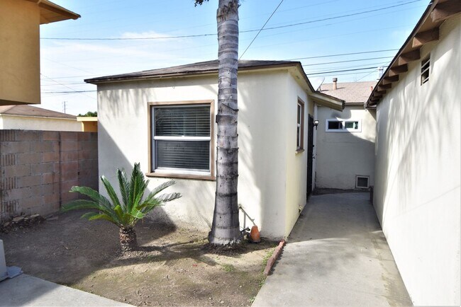 Building Photo - 10025 Pinehurst Ave