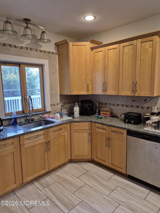 Building Photo - 247 Perrine Ave