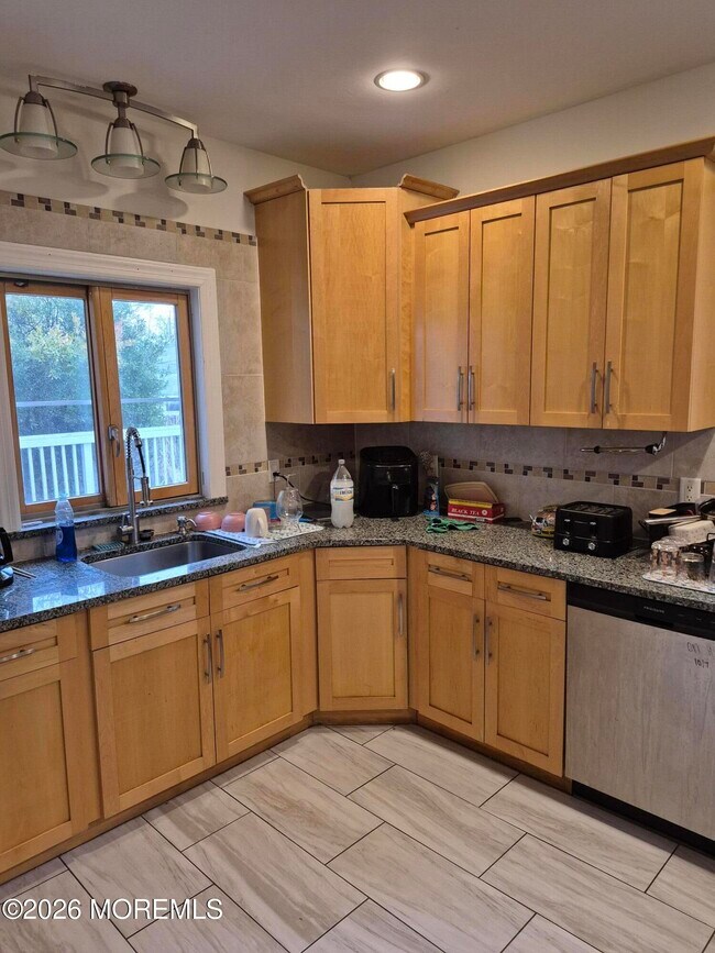 Foto del edificio - 247 Perrine Ave