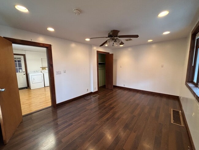 Building Photo - 2 Bedroom Home in Carnegie!
