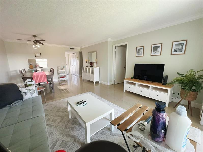 Foto principal - 9338 SW 3rd St