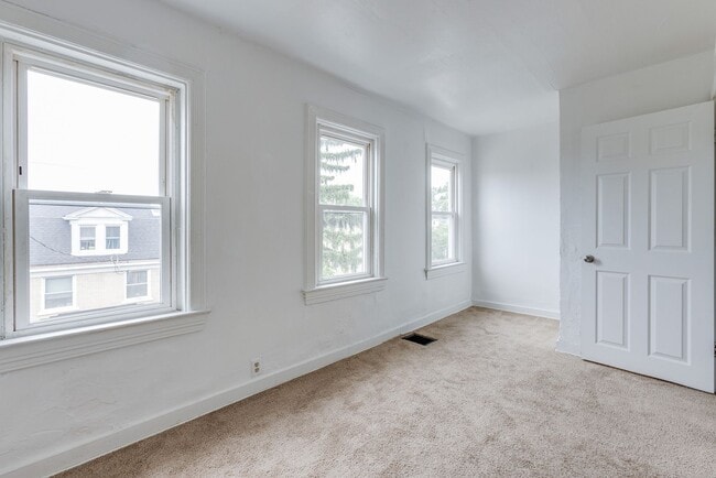 Foto del edificio - AVAILABLE August – Cute 2 bedroom, 1 bath ...