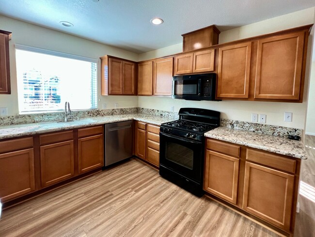 Foto del edificio - $500 Move in Bonus $2,495 Kings Canyon & A...