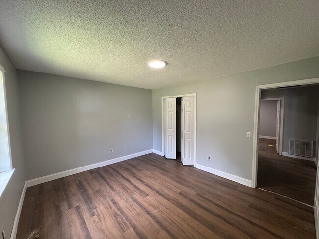 Building Photo - 305 Bayview Cir