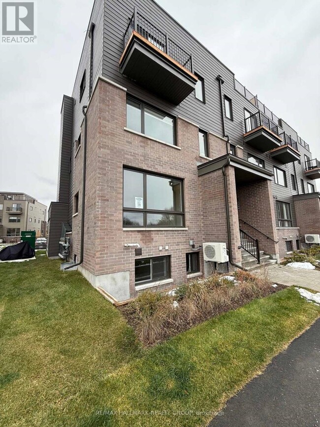 Building Photo - 300 Mishi Private