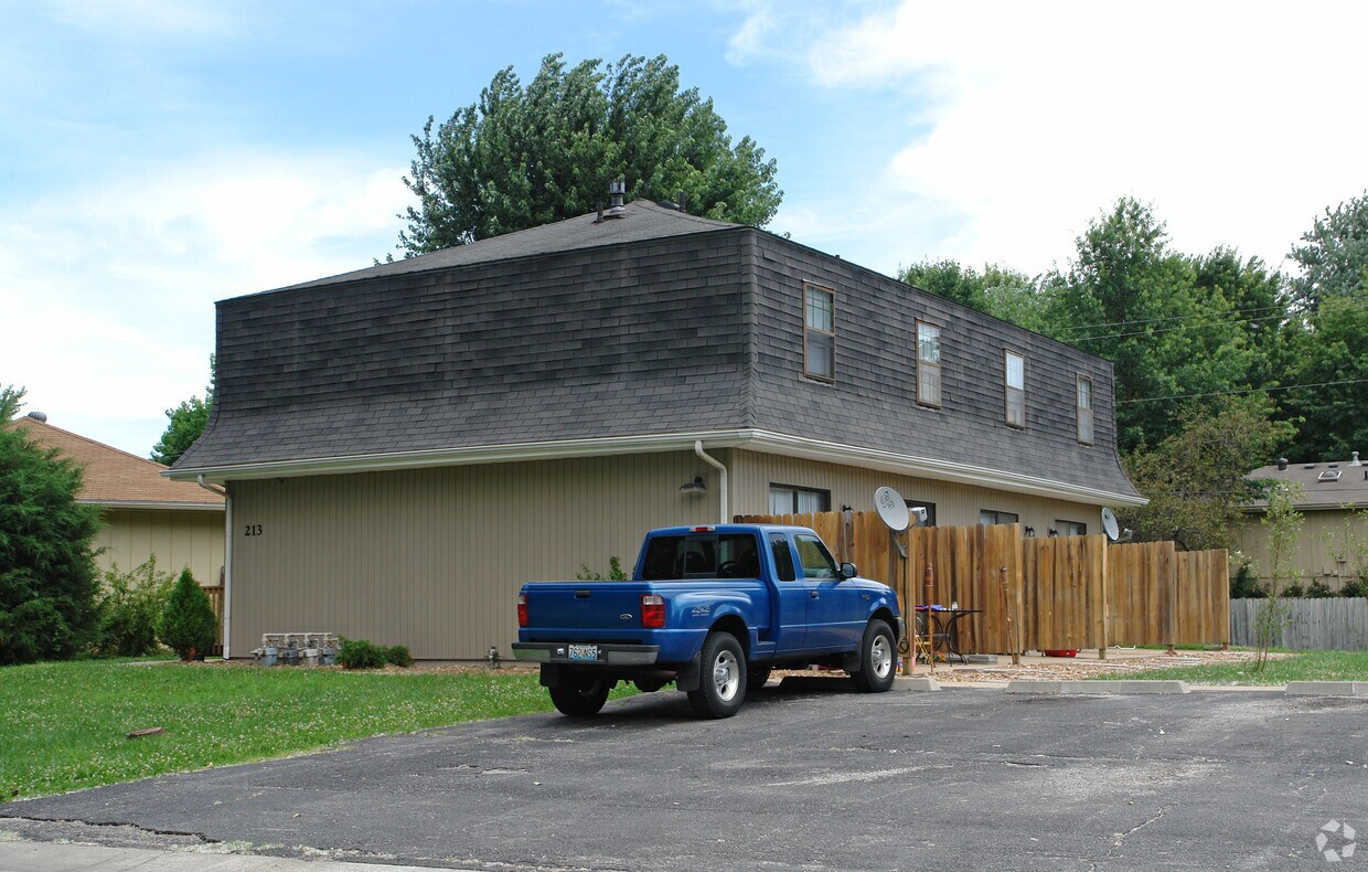 Building Photo - 217 SE Claremont St