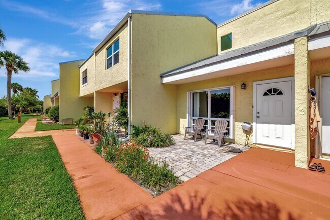 Building Photo - Beach access condo with 1 bedroom, 1.5 baths