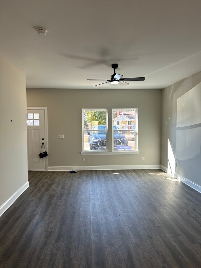 Gran sala: pisos de tablones de lujo, ventilador de techo, luz natural. - 334 Bailey St