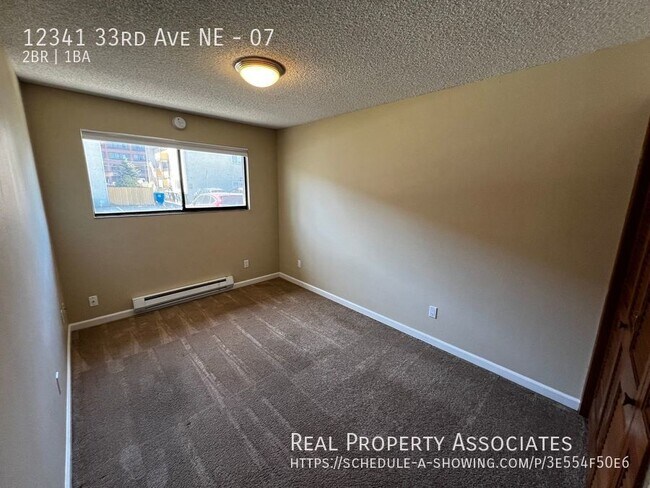 Building Photo - Pet friendly, top floor, 2 bed, 1 bath uni...