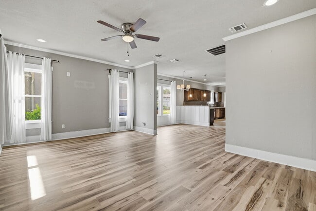 Photo - 1629 W Woodlawn Ave (San Antonio, TX) House