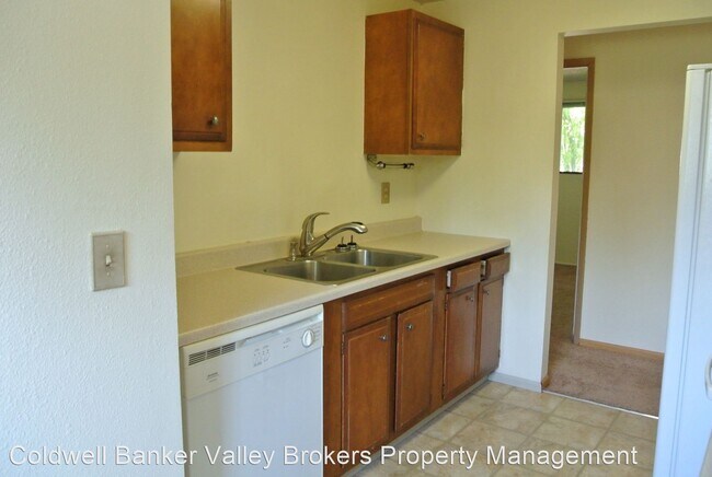 Building Photo - 3 br, 2 bath House - 630 NW Oak Avenue