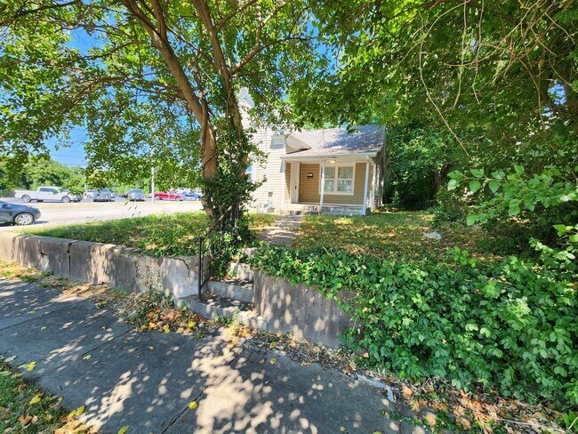 Building Photo - Spacious 1-Bedroom, 1-Bathroom Home AVAILA...