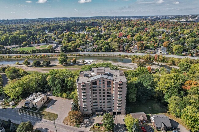 Photo du bâtiment - 549 Ridout St N