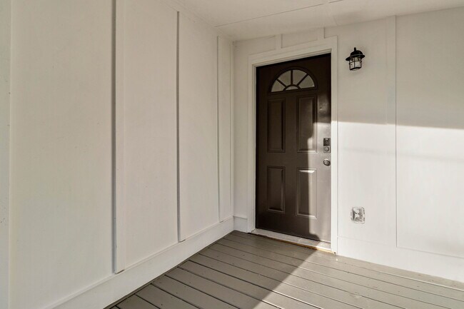 Building Photo - 110 Smith St NE