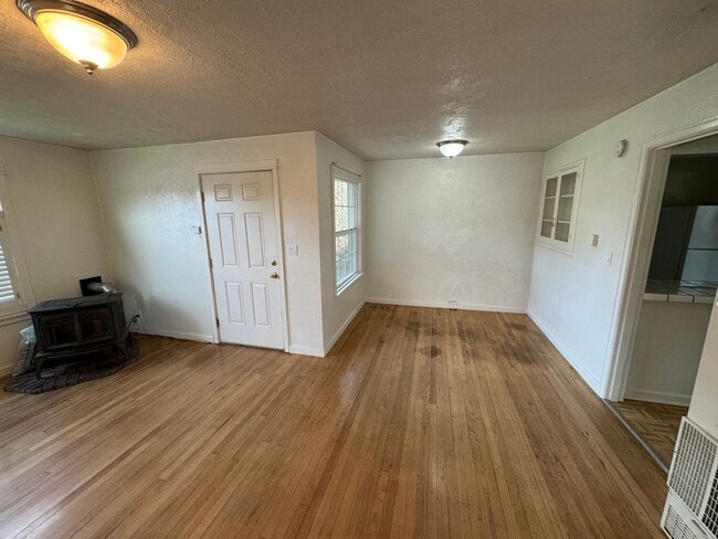 Foto del edificio - 2 Bedroom ~ 1 Bathroom House in SW Corvallis