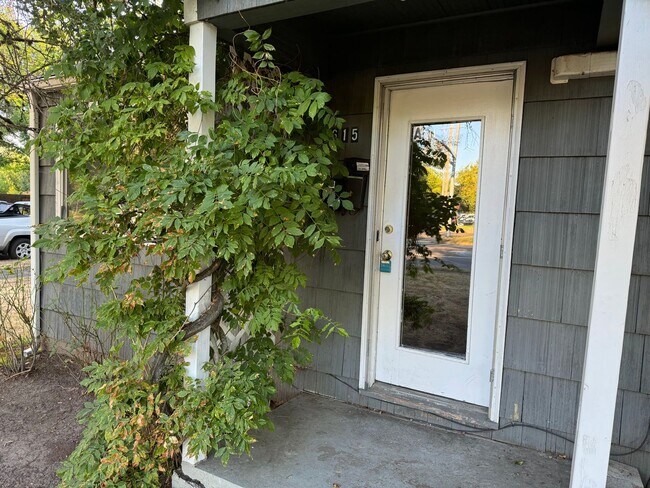 Building Photo - 3 Bedroom House Near UO Campus