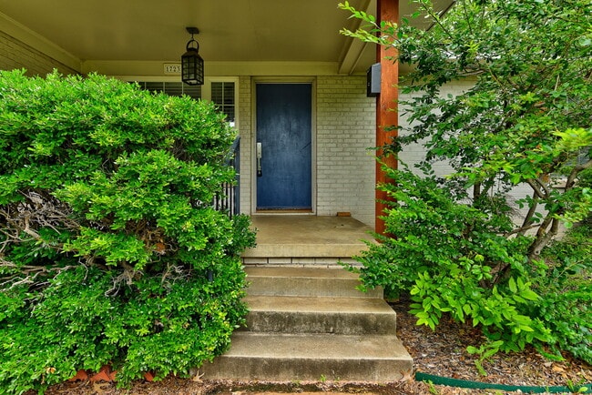 Photo - 1723 Churchill Way House