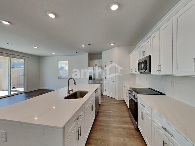 Building Photo - 5840 Vaes Dothrak St