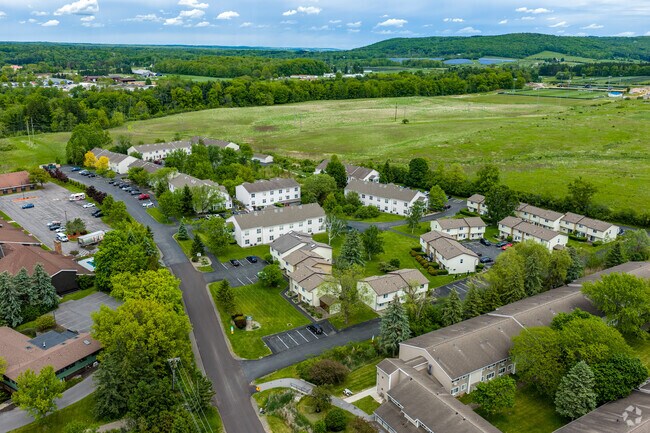 Foto aérea - Plaza East/Summerhill Townhouses