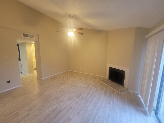 Foto del edificio - 7076 N Holiday Dr