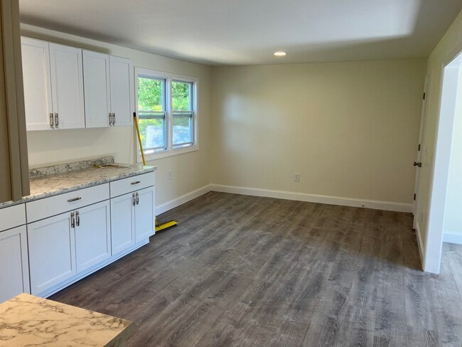 Building Photo - 6 Willowbrook Dr