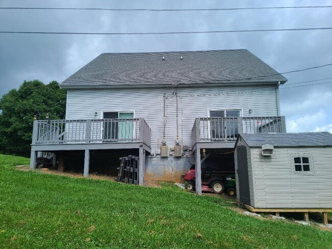 Rear decks - 1526 Old Oak Ln