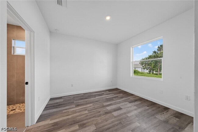 Foto del edificio - 1530 Gilbert Ave S