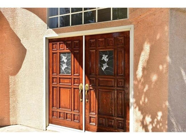 Entrada frontal con puerta doble - 915 W Arrow Hwy