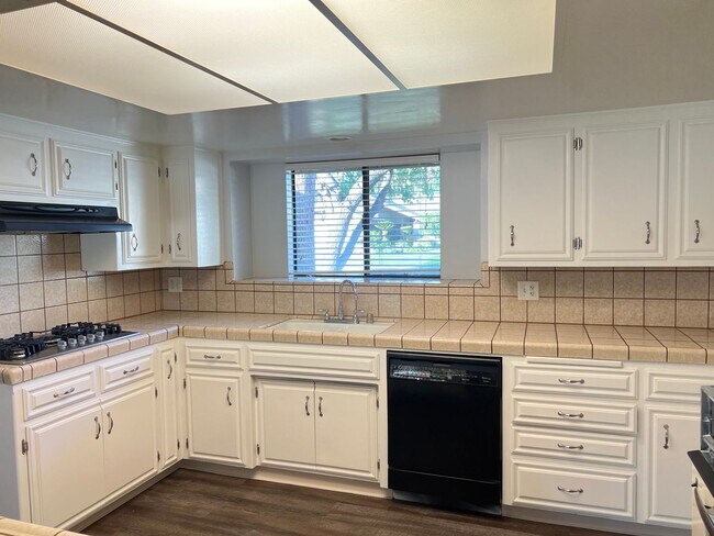 Foto del edificio - SOUTHWEST BAKERSFIELD MOVE-IN-SPECIAL 1/2 ...