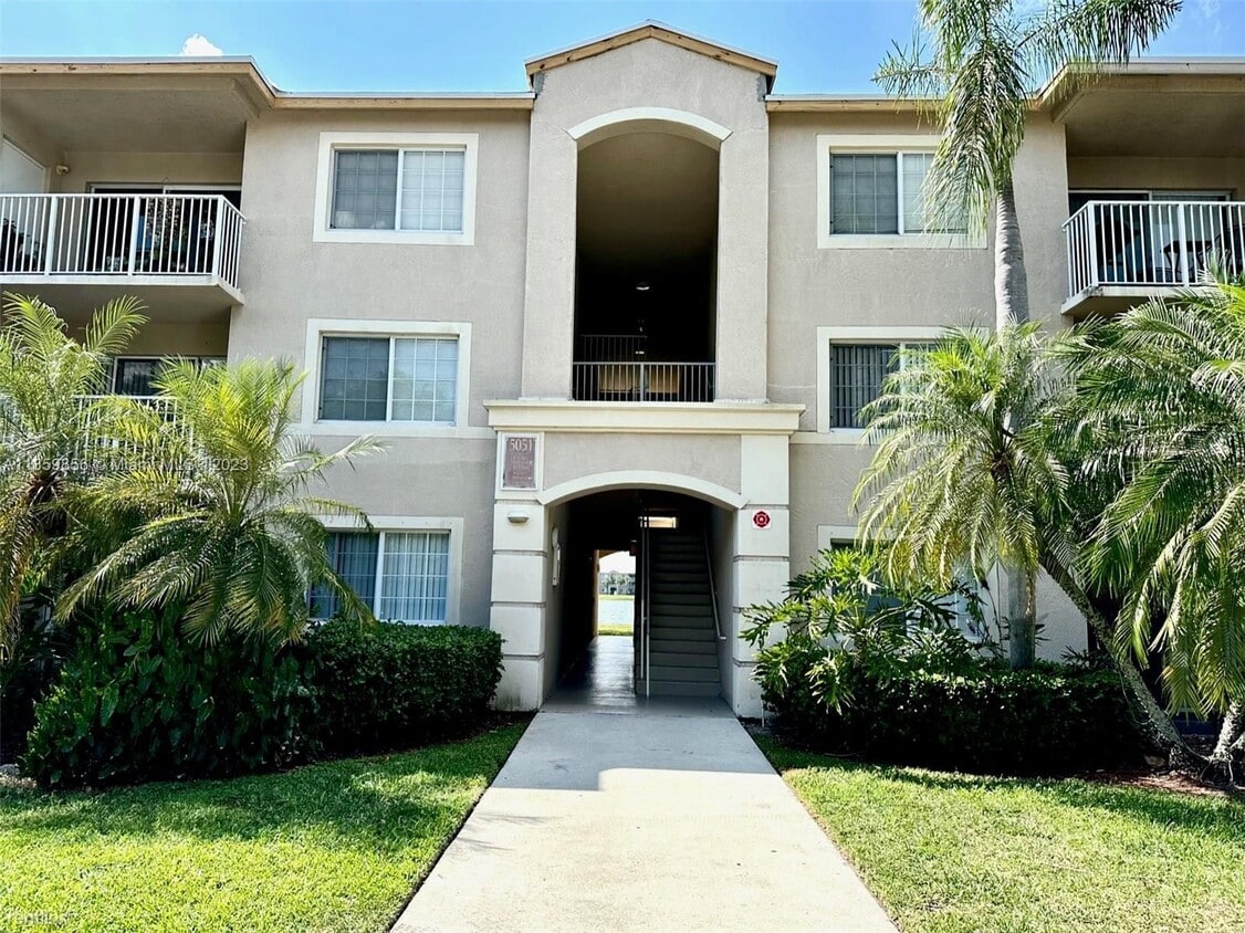 2 br, 2 bath House 5051 Wiles Rd Apt 306 House Rental in Coconut