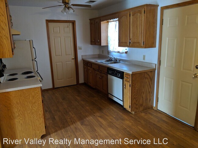 Building Photo - 3 br, 2 bath House - 911 E Gum Street