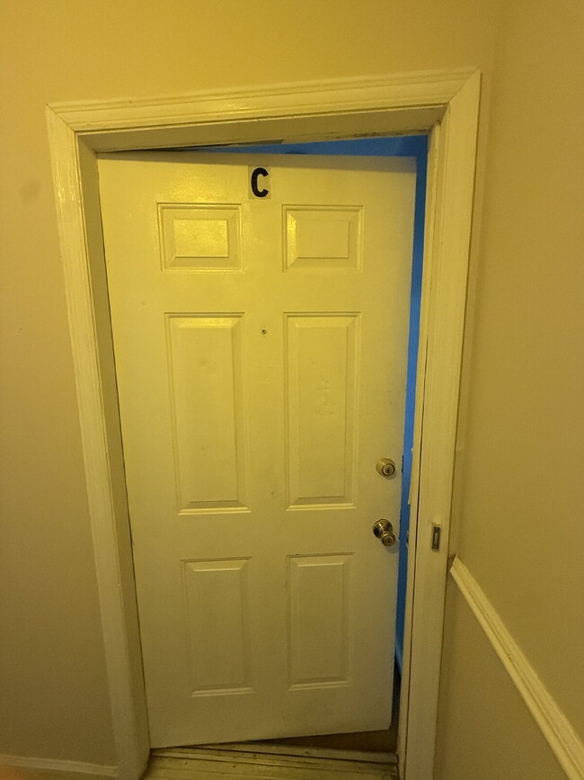 Building Photo - 2 Bedroom 1 Bathroom Apartment in Madison Heights with off street parking.
