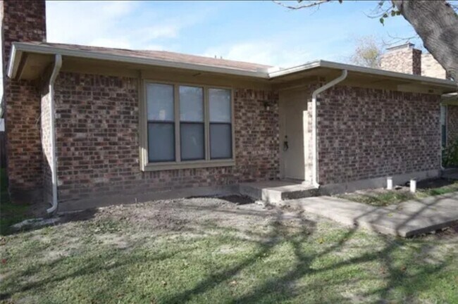 Building Photo - 1810 Family Cir