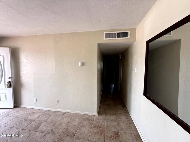 Building Photo - 2801 Hawick Rd