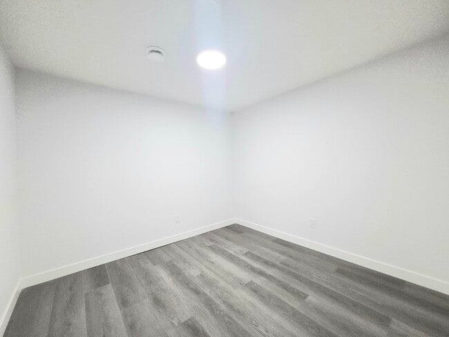 Photo du bâtiment - 9925-222A 222A St NW