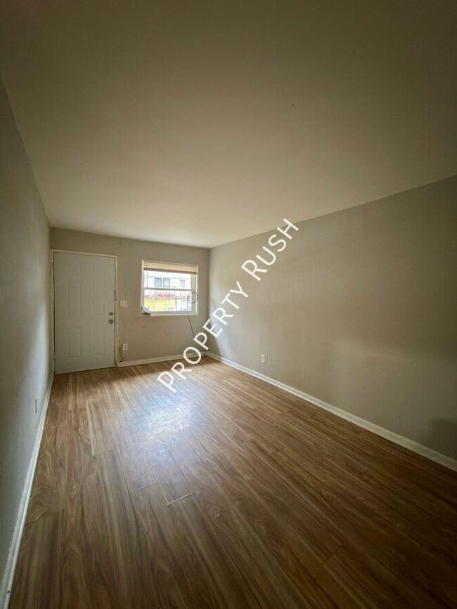 Building Photo - 706 W 47th St