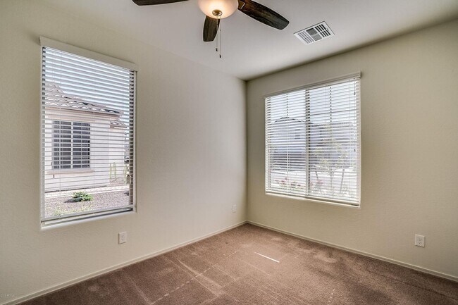 Foto del edificio - Charming 4-bed, 3.5 bath home with full SOLAR at Trailside community on Happy Valley in North Peoria