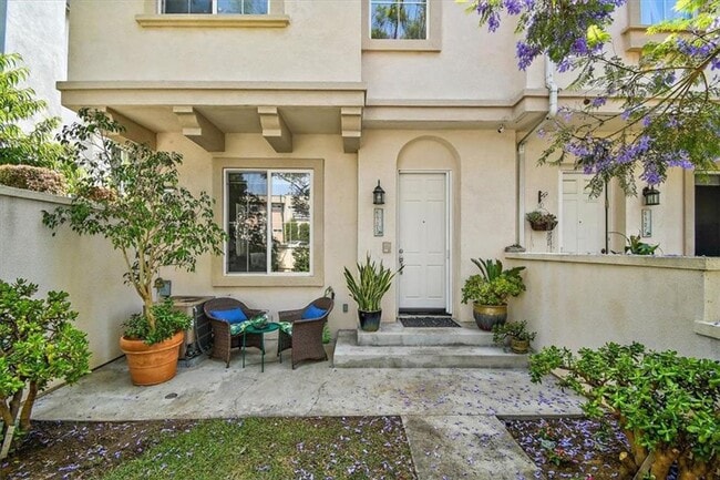 Foto del edificio - 3 Bedroom + Bonus Room End Unit Townhome