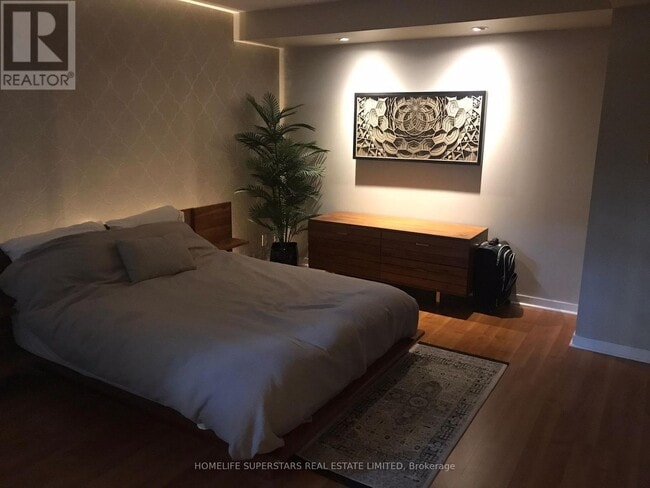 Building Photo - 76 Shuter St