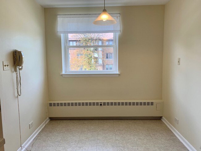 Building Photo - 1333 W Touhy Ave