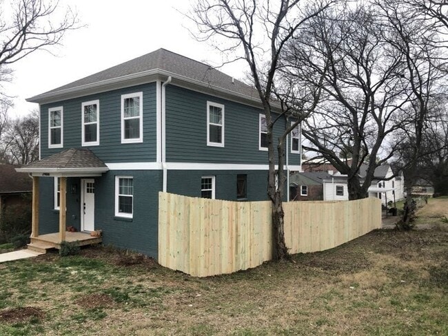 Building Photo - "Charming 3-Bed, 3-Bath Gem on Booker Stre...