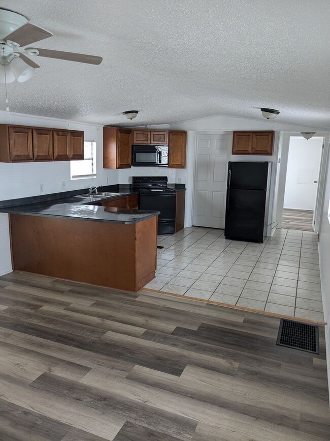 Foto del edificio - 3 bedroom manufactured  home in Port Orange