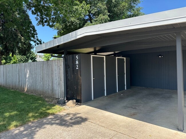Building Photo - Beautifully updated 2 bedroom 1 bath duplex in a great neighborhood!