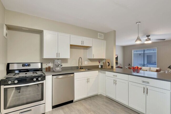 Building Photo - ONE MONTH FREE RENT!! SELECT UNITS!! U of ...