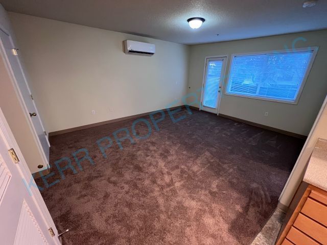 Foto del edificio - Cozy 1-Bed Oasis in Portland's Belmont District - Spacious 700 Sq. Ft. Gem!