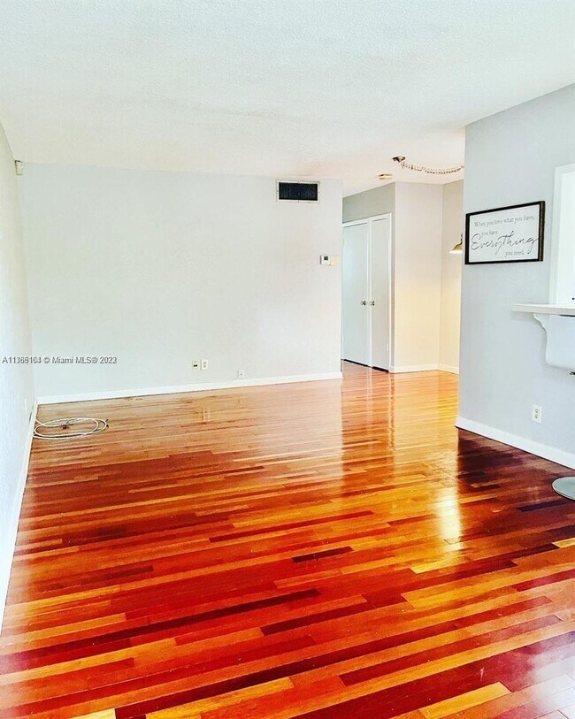 Foto del edificio - 2110 NE 39th St