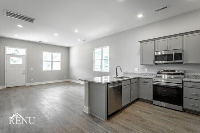 Building Photo - 5365 Lynnland Terrace