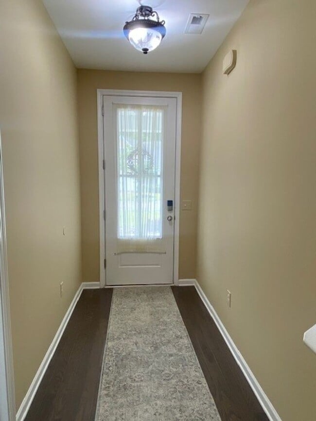 Foto del edificio - Welcome to this fully furnished 3-bedroom, 3-bathroom townhouse located in the vibrant Hawkeswate...